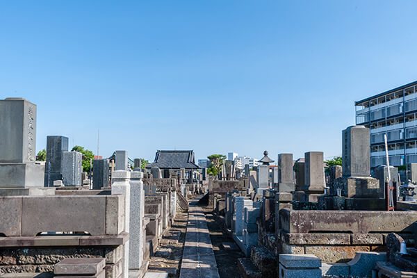 平地で上り下りのない墓地